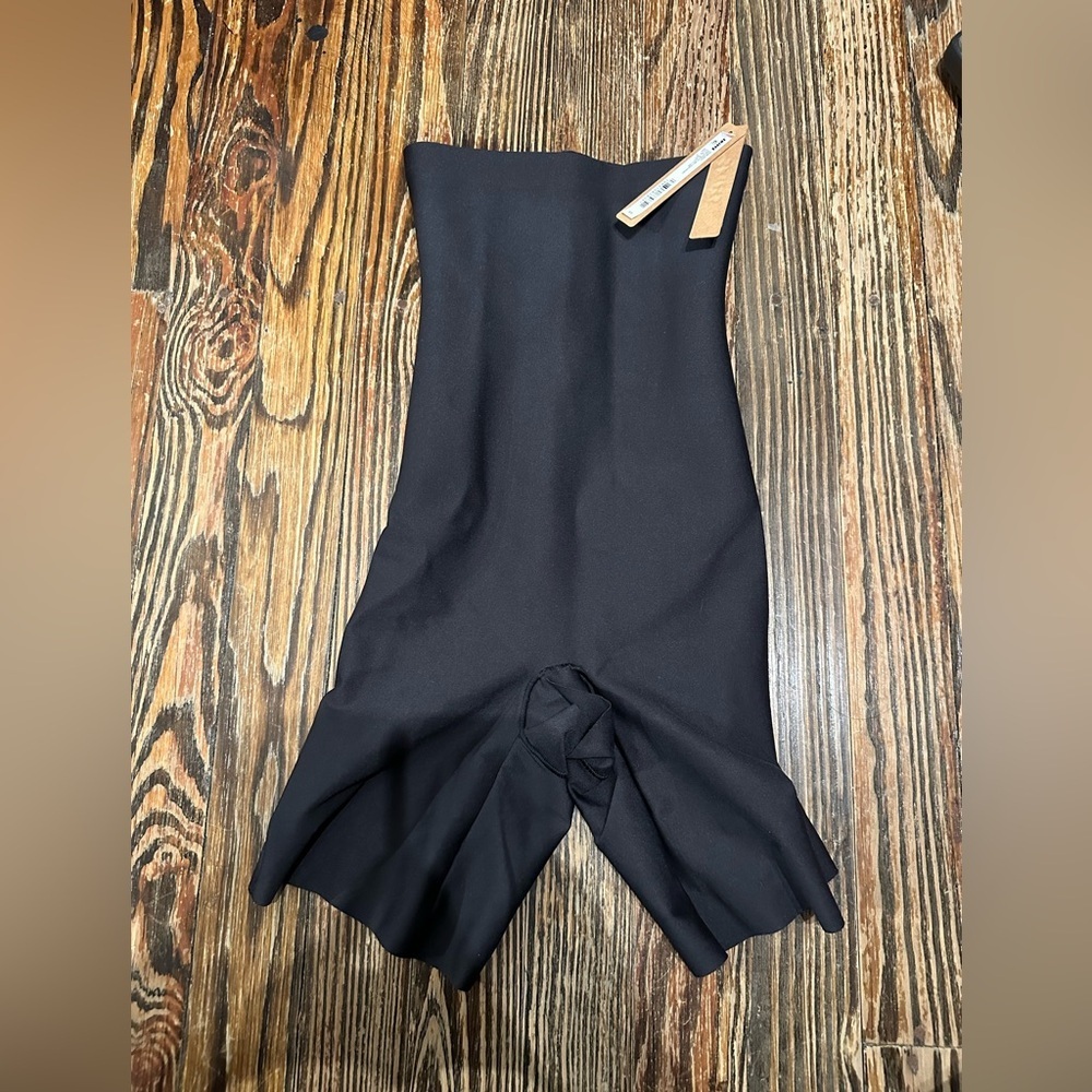 SKIMS BODY NWT HIGH WAISTED MID THIGH SHORT SMALL ONYX